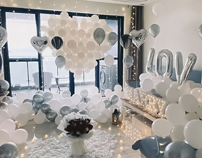 在家客厅里的求婚简单浪漫气球布置